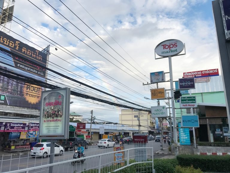 ホテル横の大通り1