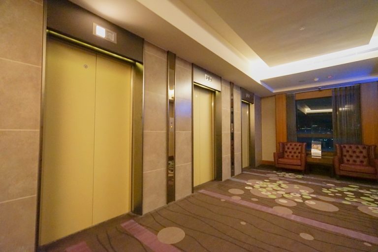 客室フロアーのエレベーターホール