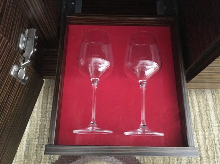 ワイングラス。テレビ台の左側の扉を開けると引き出しに入っています