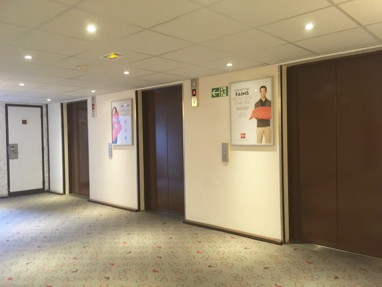 客室階エレベーターホール2