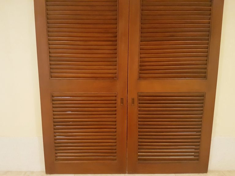 ベットルーム:寝室からバスルームに繋がる扉