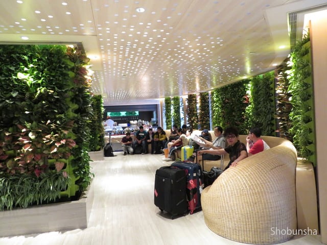 フロント前のソファーは賑やか