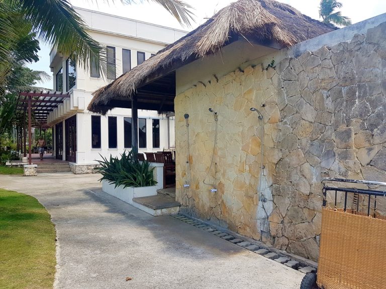 ダイブショップ:ショップの横にはシャワーあり