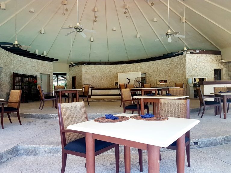 レストラン:屋根はありますが、壁は無く開放的で周りはプールになってります