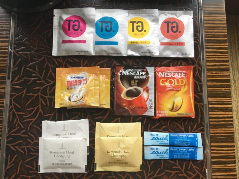 お茶・コーヒーセットの中身。さすが中国、お茶の種類が充実しています。でも一種類につき一つずつです。砂糖は三種類。