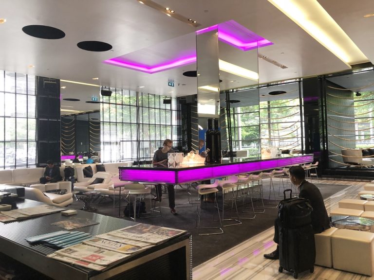 エントランスホール バーが隣にあり飲み物も注文できる