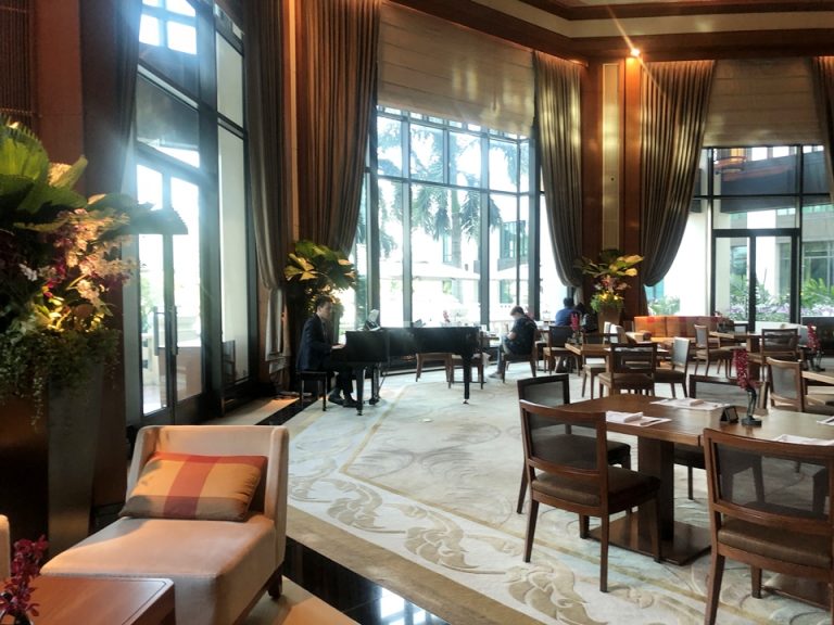 ピアノの生演奏も聴ける『ザ・ロビー』。カテゴリとしてはオールデイ・ダイニングですが特に評判が良いと聞くのはランチとアフタヌーンティー