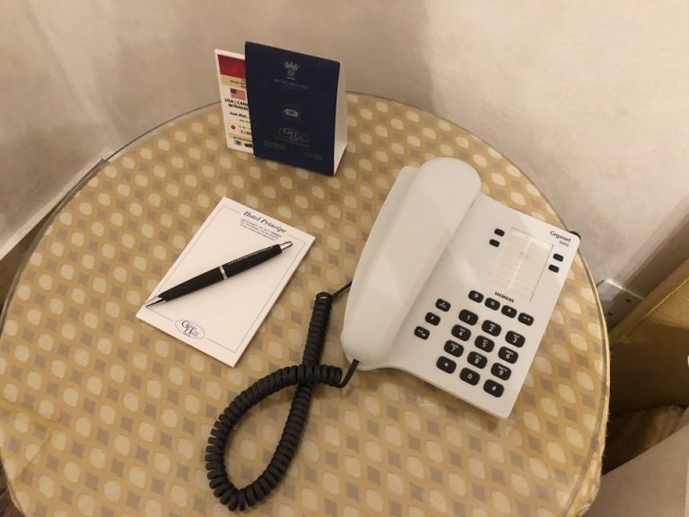 テーブル・電話など