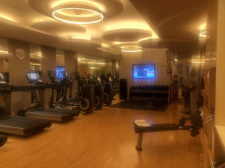 ジムにはスタッフが常駐しており器具の使い方を説明してくれます