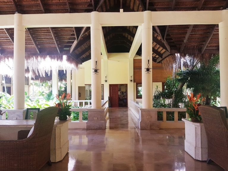 フロントからショップへの通路