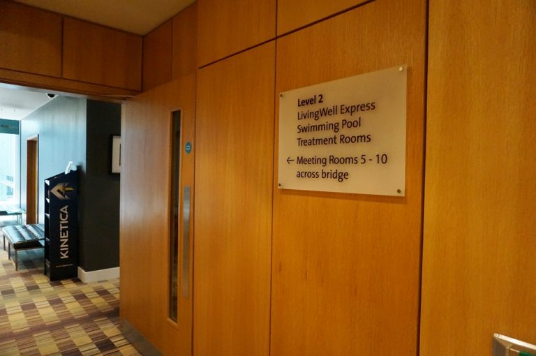 ジムとスパへの入り口