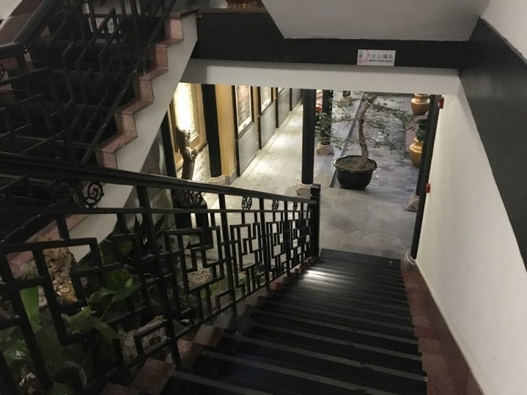 踊り場からロビーへ下りる階段