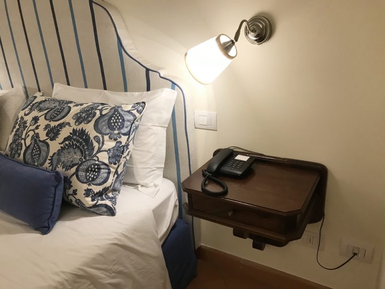 ベット横のテーブル