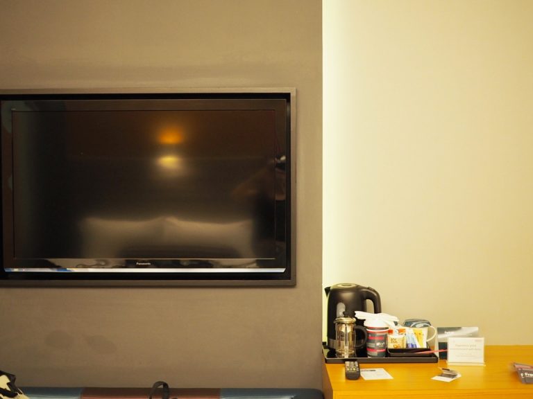 ベッド方向からTV