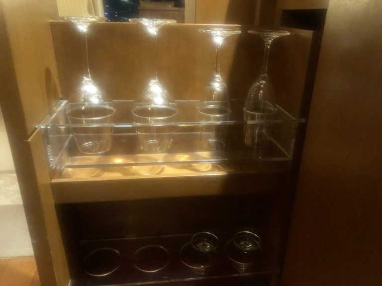 冷蔵庫横の引き出しに収められていたグラス類