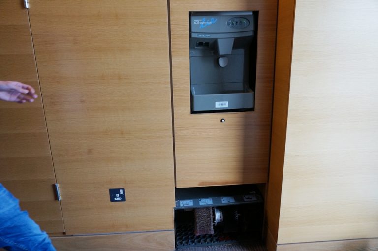 廊下に設置されていたウォーターサーバーと靴磨き