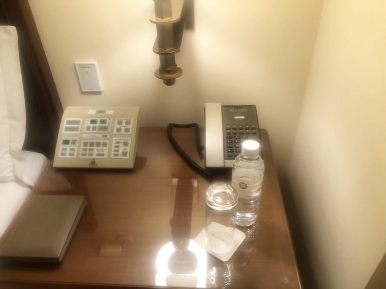 ベッド右側。お水と電話とコントロールパネルがあります