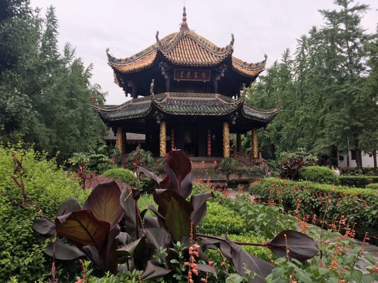 青羊宮の境内。都会の真ん中に緑が広がる憩いの空間です