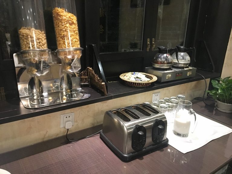 シリアル2種、トースター、牛乳、紅茶、ホットミルク