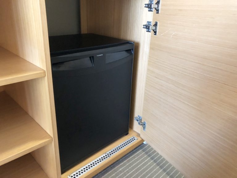 冷蔵庫(閉まっている)