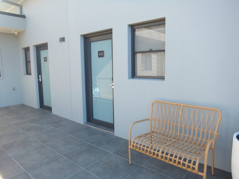 中庭に入り口のある客室ドア