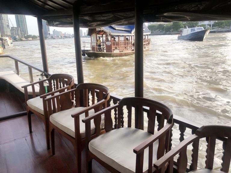 対岸のペニンシュラホテルまで専用シャトルボートで行けます