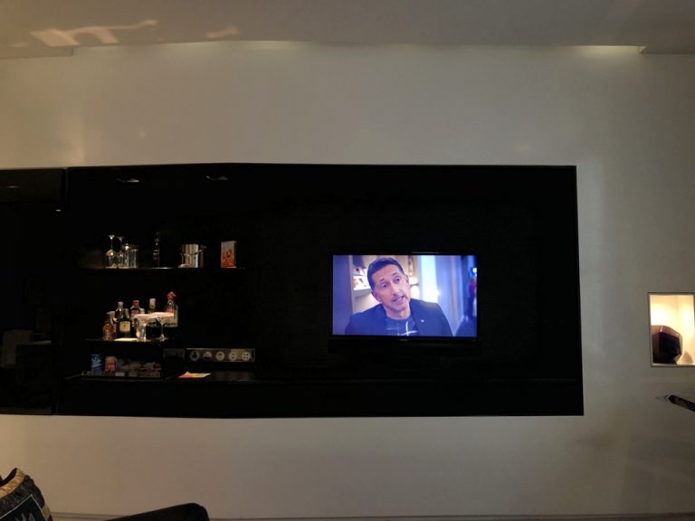 ベットからテレビ