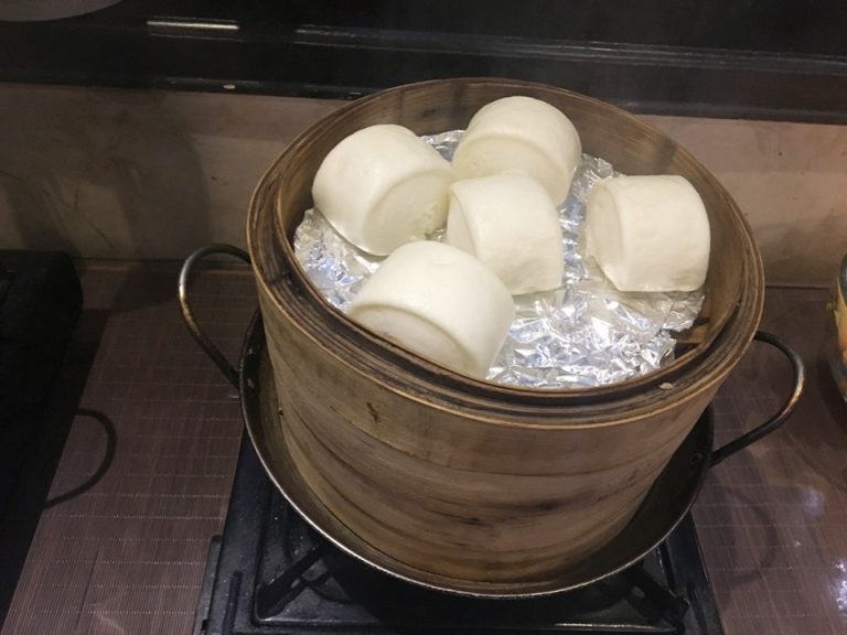 中国ではよく見る、中に具材が入っていないまんじゅう。パンのような感覚でしょうか。こちらも蒸したて