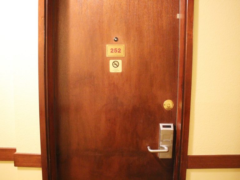 客室ドア外から2