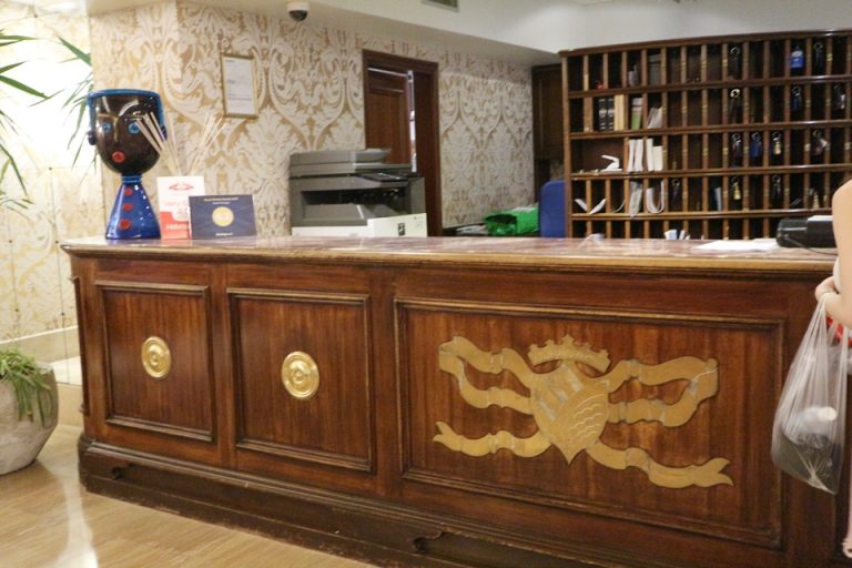 フロント全体・カウンター