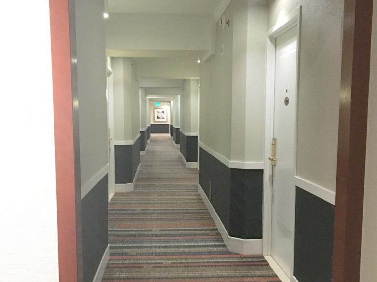 客室ドアと廊下