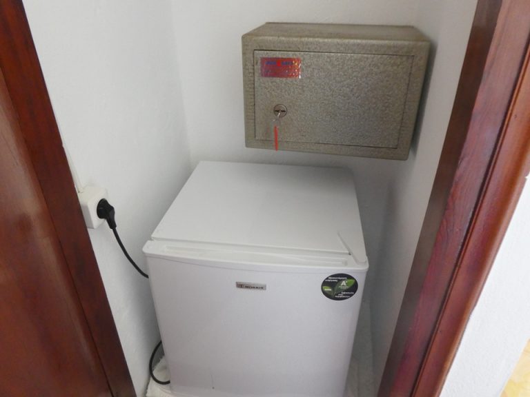 クローゼット外観(開けた状態) (1)