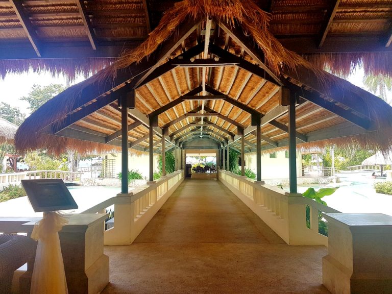 フロントからプール、レストランへ繋がる通路