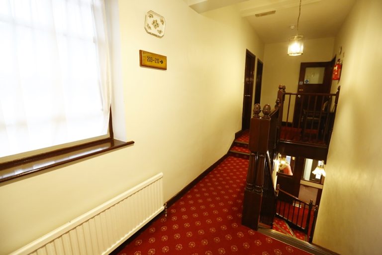 廊下と階段_7744