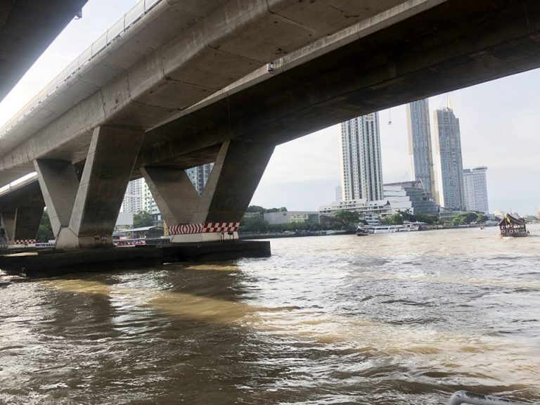 チャオプラヤ川で渡し船を待ちます