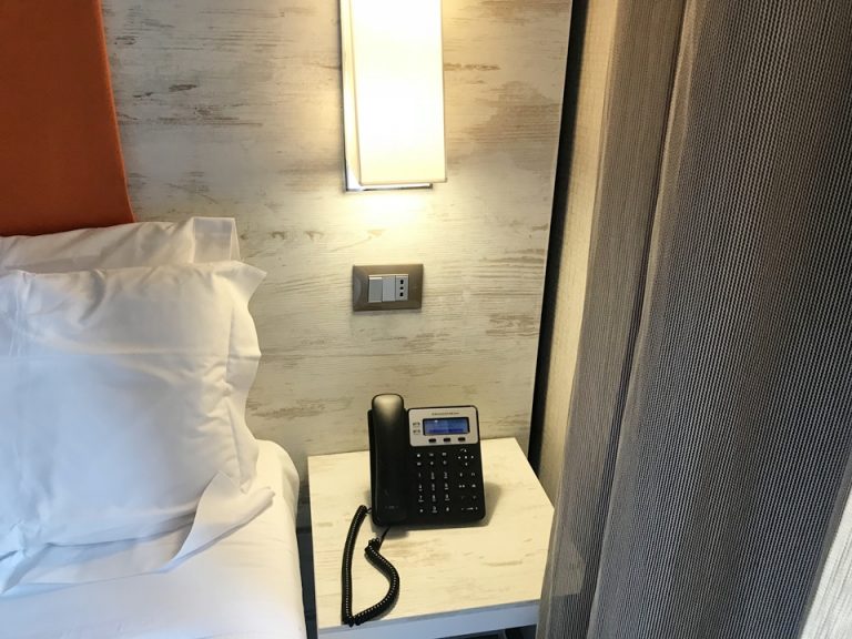 ベッド横の電話