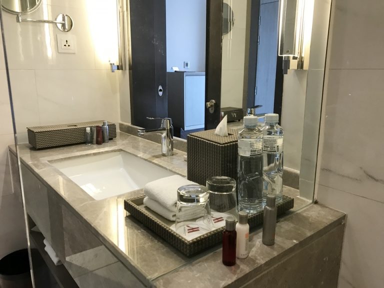 シャワールームから洗面台2