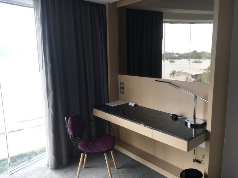 部屋内のデスク