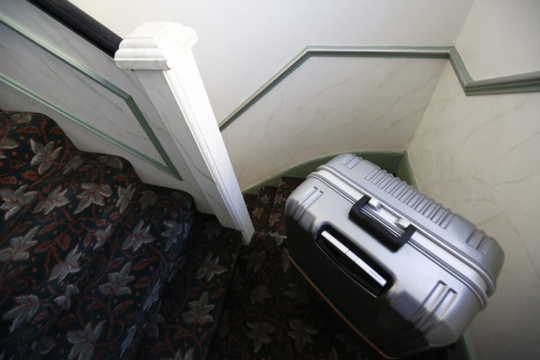 階段とスーツケース_7649