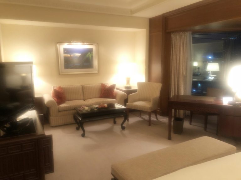 ベッドから見るソファコーナー