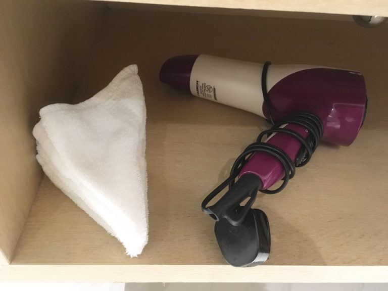 洗面台下に用意されたドライヤー