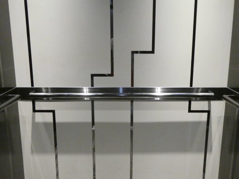 エレベーター内観