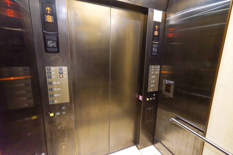 エレベーター内観