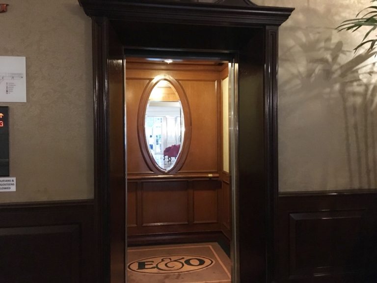 エレベーター内観