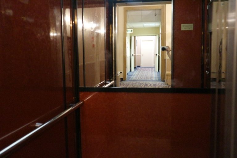 エレベーター内観