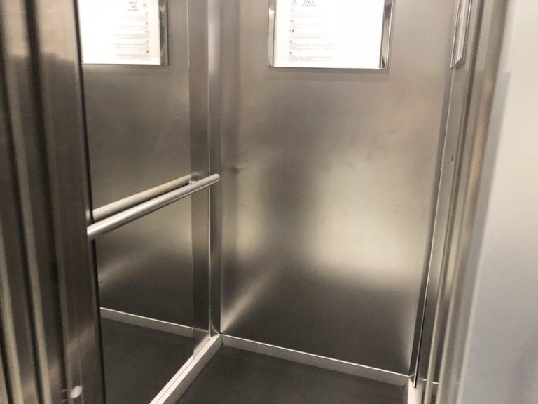 エレベーター内観