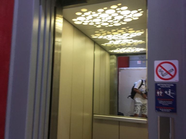 エレベーター内観