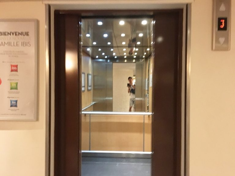 エレベーター内観