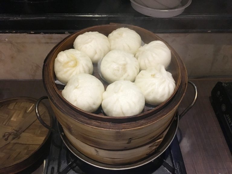 蒸したての肉まん。コンロの火がついている間はまだ蒸し上がっていませんので、蓋をあけないよう注意