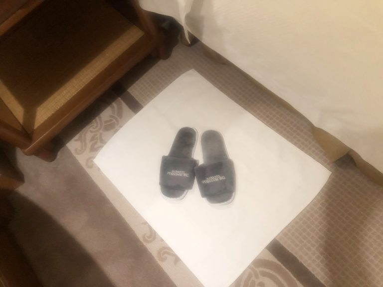 ベッド左側にセットされているスリッパ